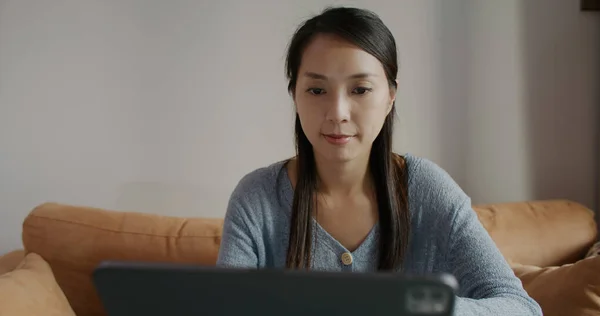 Mulher Trabalho Computador Tablet Casa — Fotografia de Stock