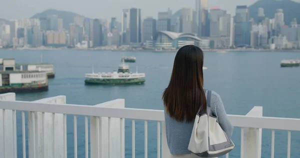 Mulher Olha Para Cidade Hong Kong — Fotografia de Stock