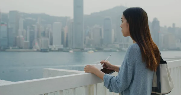 香港城市景观平板电脑上的妇女素描 — 图库照片