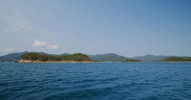 Ada denizi ve mavi gökyüzü