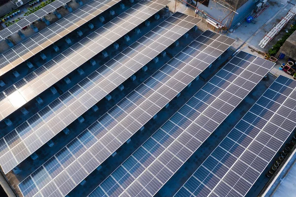 Drohne Überfliegt Solaranlage Der Stadt Auf Dach — Stockfoto