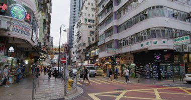 Mong Kok, Hong Kong - 30 Ocak 2021: Sokakta yürümek