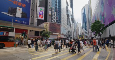 Causeway Bay, Hong Kong - 14 Mayıs 2021: Hong Kong işlek şehir sokağı