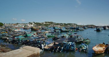 Cheung Chau, Hong Kong - 27 Mayıs 2021: Denizdeki balıkçı teknesi
