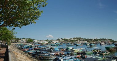 Cheung Chau, Hong Kong 27 Mayıs 2021: Denizdeki balıkçı teknesi