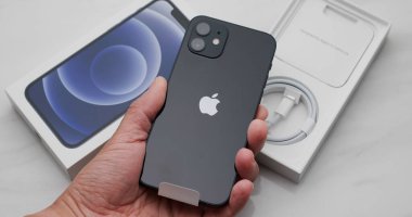 Hong Kong - 11 Ocak 2021: İphone 12 'yi aç