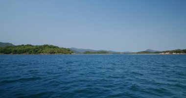 Ada denizi ve mavi gökyüzü