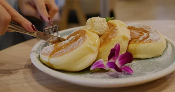 Kvinna Njuta Pannkaka Kafé — Stockfoto