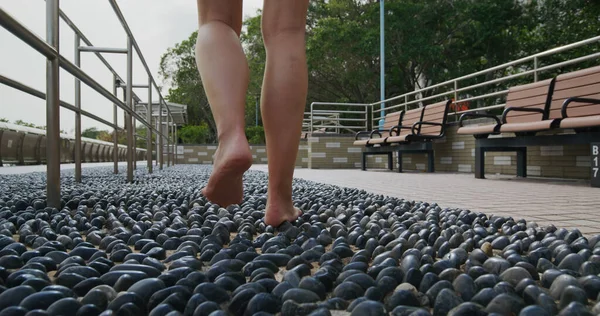 Mujer Caminar Camino Piedra —  Fotos de Stock