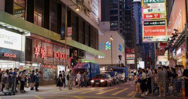 Mong kok, Hong Kong - 13 Mayıs 2021: Hong Kong, insanlar geceleri karşıya geçiyor