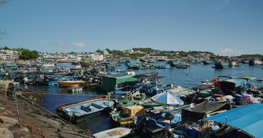 Cheung Chau, Hong Kong - 27 Mayıs 2021: Denizdeki balıkçı teknesi