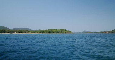 Ada denizi ve mavi gökyüzü