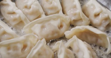 Mutfakta ızgara köfte.