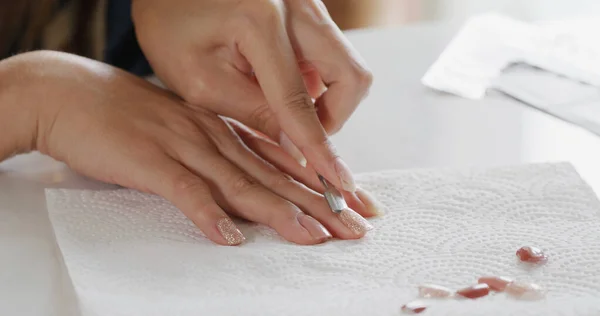 Mulher Tira Sua Manicure Casa — Fotografia de Stock