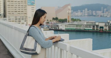 Hong Kong 'daki şehir manzarası tabletindeki kadın çizimi.