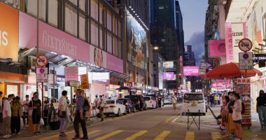 Mong kok, Hong Kong - 13 Mayıs 2021: Hong Kong, insanlar geceleri karşıya geçiyor