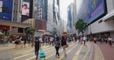 Causeway Bay, Hong Kong - 14 Mayıs 2021: Hong Kong işlek şehir sokağı