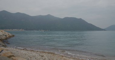 Kumsalda deniz dalgaları