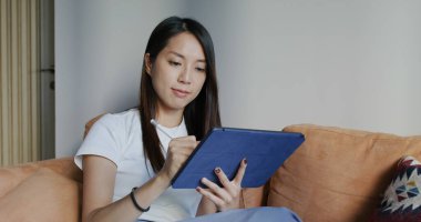 Evdeki tablet bilgisayarda kadın skeci