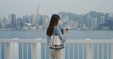 Dışarıdaki tablet bilgisayara dijital kalem kullanan kadın.