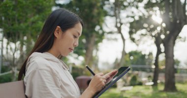 Parktaki tablet bilgisayarda kadın skeci