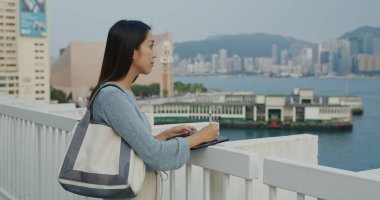 Hong Kong 'da tablet bilgisayardaki kadın robot resmi.