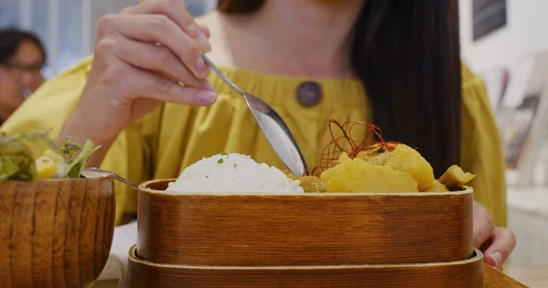 Žena Vychutnat Její Kari Rýže Restauraci — Stock fotografie