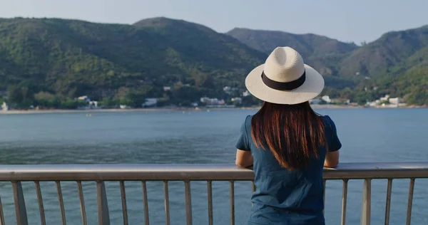 Femme Profiter Vue Sur Mer Paysage — Photo