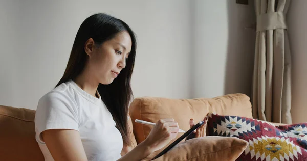 Vrouw Schets Tablet Computer Thuis — Stockfoto