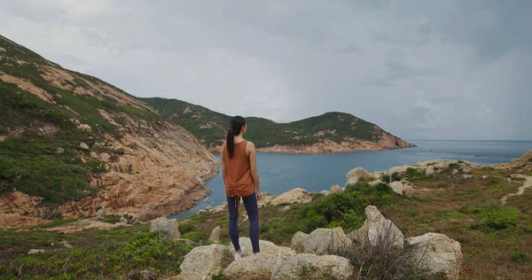 Donna Piedi Sulla Roccia Godere Della Vista — Foto Stock