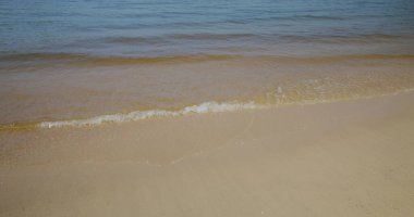 Sakin deniz dalgalı kumsal 