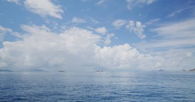 Mavi gökyüzü ve deniz ile beyaz bulut