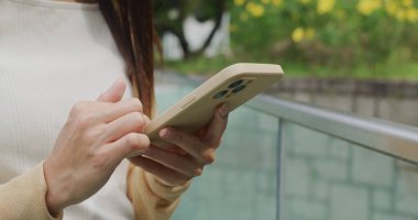 Açık havada kadın cep telefonu kullanımı