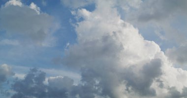 Mavi gökyüzünde hareket eden beyaz bulut