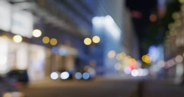 Geceleri Hong Kong caddesinin bulanık görüntüsü