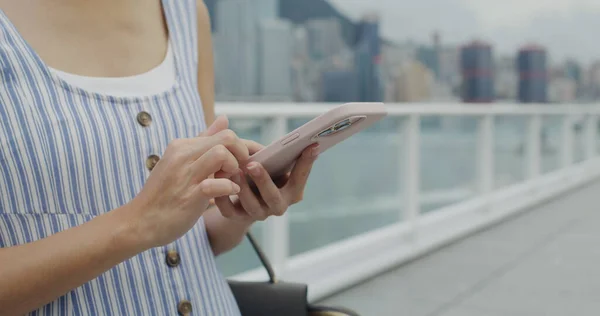 Vrouw Gebruik Van Mobiele Telefoon Buitenlucht — Stockfoto