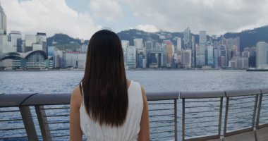 Kadın, Hong Kong şehrine bak.