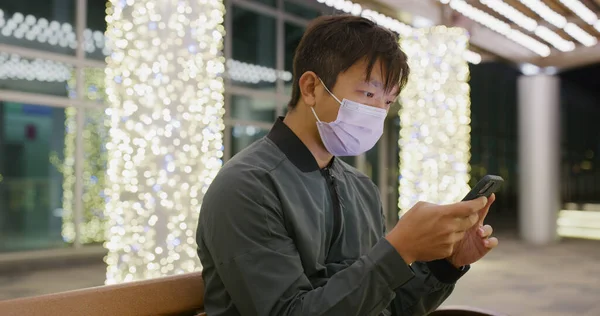 Asiático Homem Usar Máscara Facial Uso Telefone Celular Noite — Fotografia de Stock