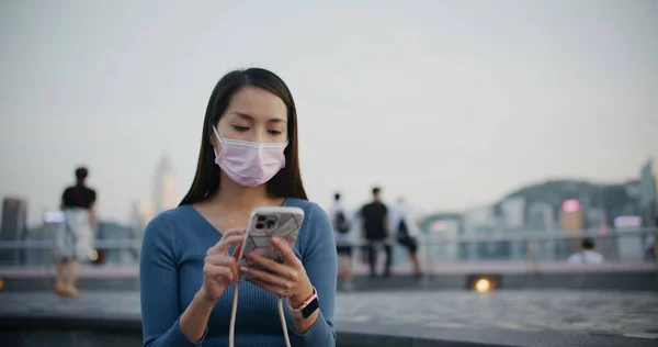 Vrouw Draagt Gezichtsmasker Gebruik Van Smart Phone Nachts — Stockfoto