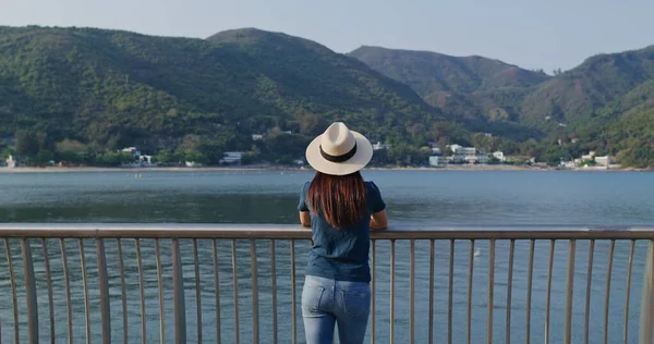 女人欣赏风景和海景 — 图库照片