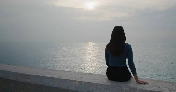 Mujer Sentarse Orilla Del Mar Disfrutar Puesta Sol — Foto de Stock