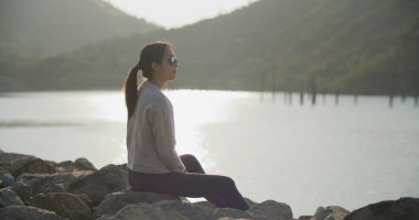 Deniz günbatımı altında kadın göz