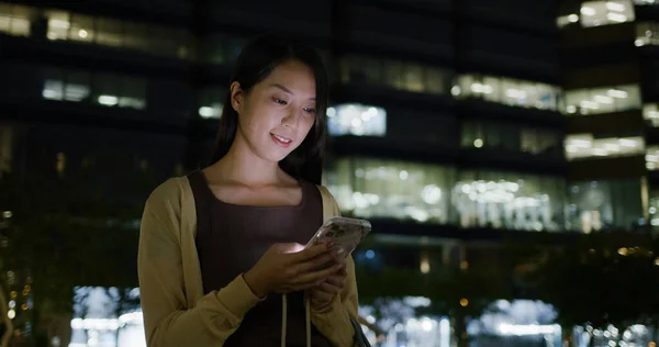 Kvinna Användning Mobiltelefon Staden Natten — Stockfoto