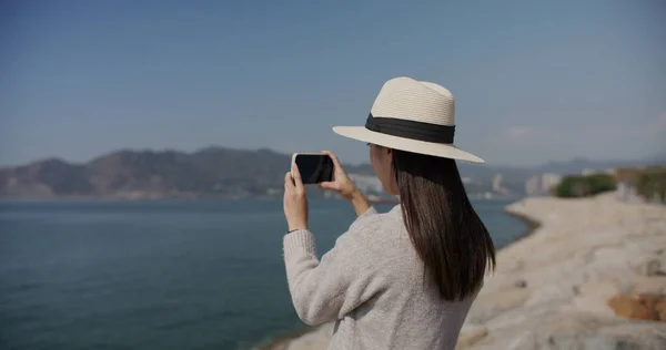 Kobieta Używa Smartfona Robienia Zdjęć Krajobrazie — Zdjęcie stockowe