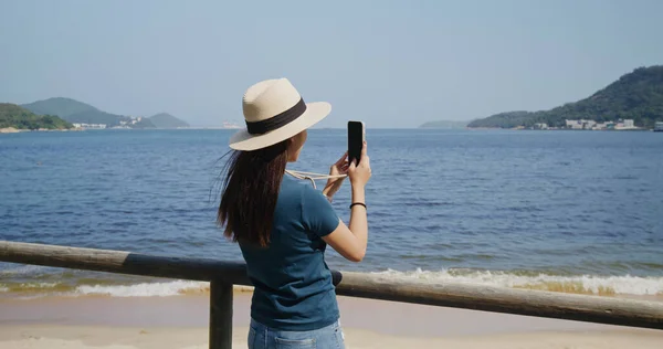 Kobieta Używa Telefonu Komórkowego Robienia Zdjęć Plaży — Zdjęcie stockowe