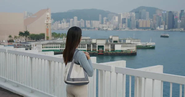 Kvinna Titta Staden Hong Kong — Stockfoto