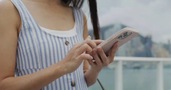 Női Mobiltelefon Használata Szabadban — Stock Fotó