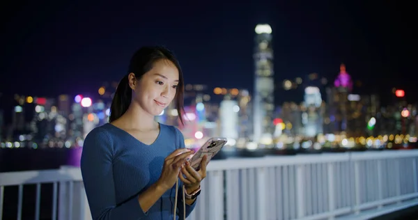 Frau Benutzt Nachts Smartphone Hongkong Stadt — Stockfoto