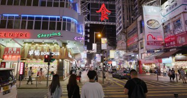 Mong Kok, Hong Kong - 01 Nisan 2021: Geceleyin Hong Kong 'da şehir caddesinde yaya yürüyüşü