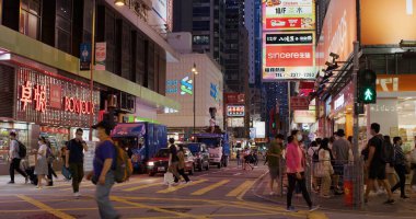 Mong kok, Hong Kong - 13 Mayıs 2021: Hong Kong, insanlar geceleri karşıya geçiyor